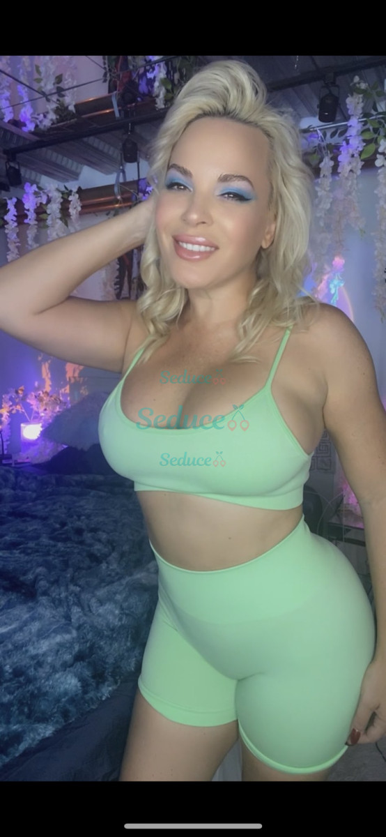 I am the perfect part-time Girl Friend for discerning gentlemen whose choice is women with embodied sophistication