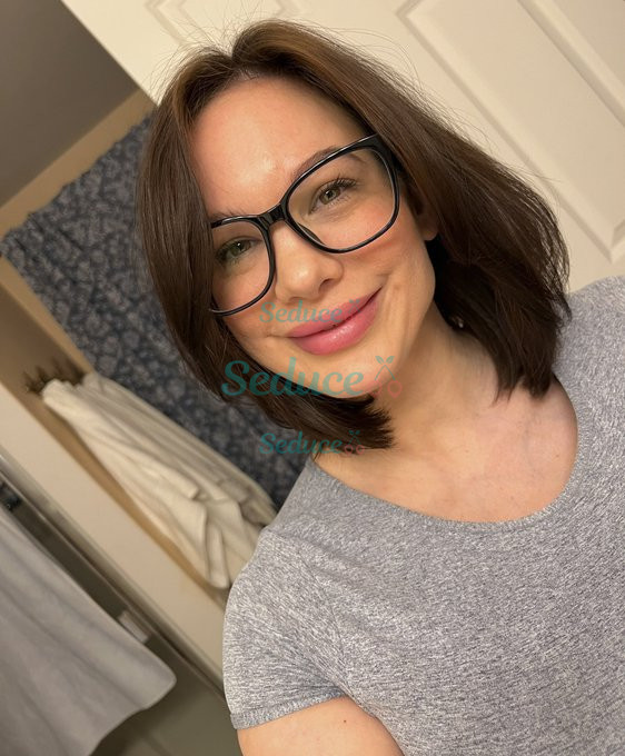 Available immediately for a good fuck darling 🍑🫦