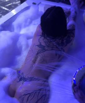 Zlata - escort review from Albania