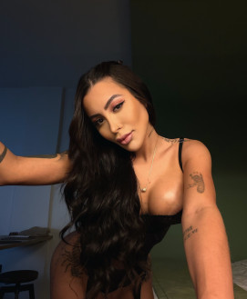 izzie - escort review from Greece