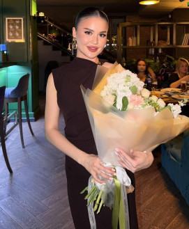 Anna Az